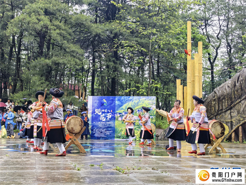 贵州六盘水:欢度四月八“跳花节”(图2) 贵州六盘水:欢度四月八“跳花节”(图2)