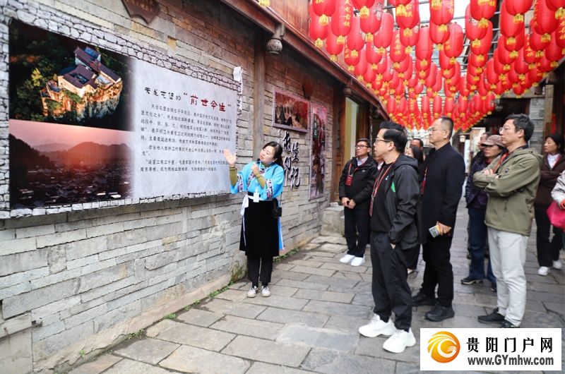 第16届海峡两岸暨港澳地区艺术论坛嘉宾走进安顺(图1) 第16届海峡两岸暨港澳地区艺术论坛嘉宾走进安顺(图1)