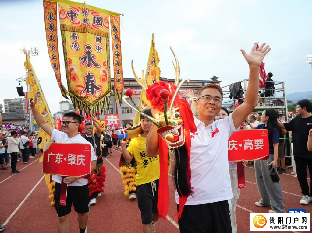 在“村超”球场见证“双向奔赴”(图4) 在“村超”球场见证“双向奔赴”(图4)