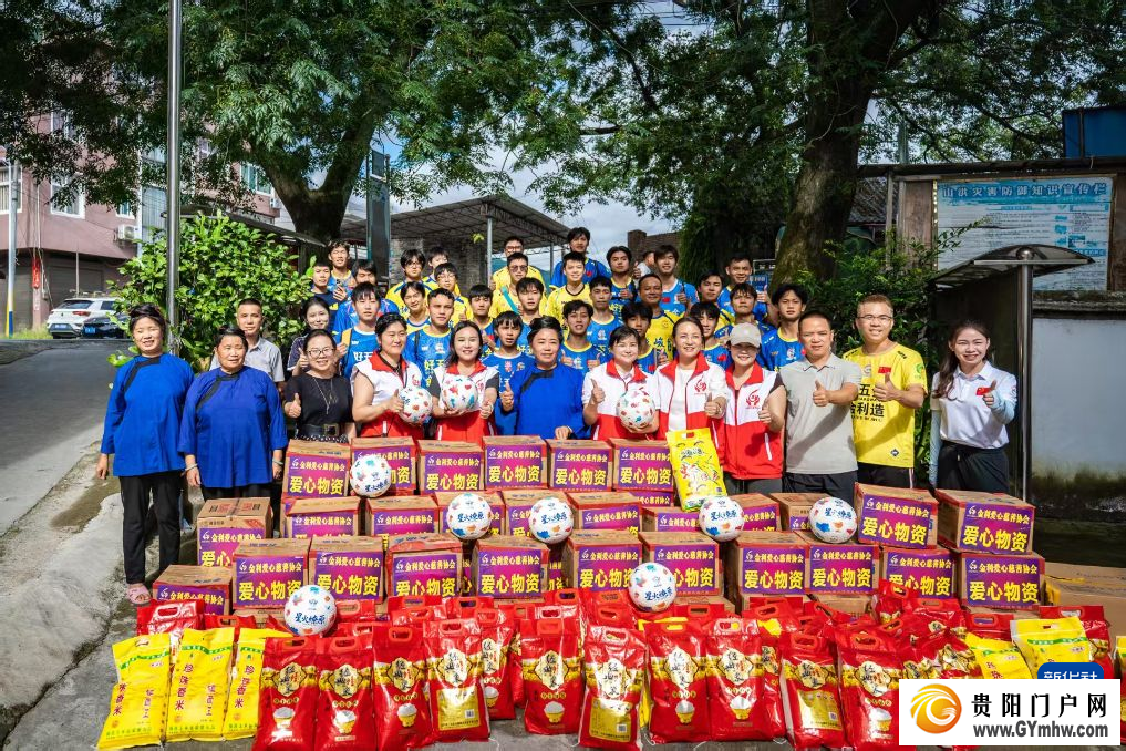 在“村超”球场见证“双向奔赴”(图5) 在“村超”球场见证“双向奔赴”(图5)